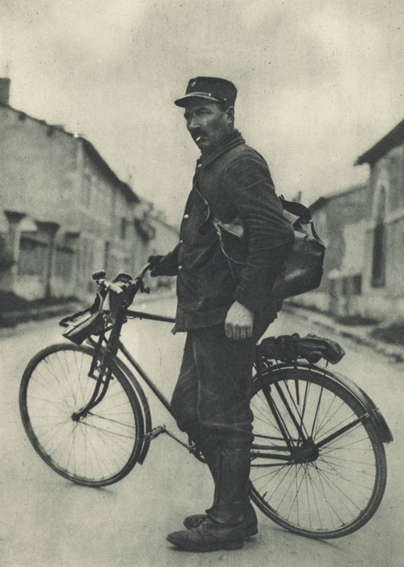 Este cartero francés encuentra su bicicleta muy útil de French Photographer