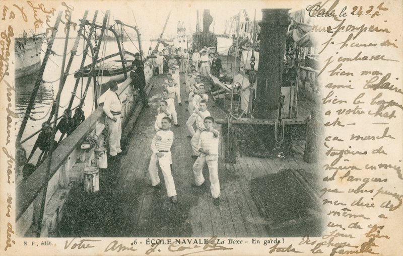 Marineros en formación en una escuela naval francesa recibiendo una lección de boxeo en cubierta de French Photographer