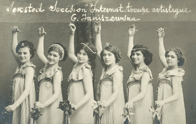 Tropa de jóvenes bailarinas, sonriendo de French Photographer