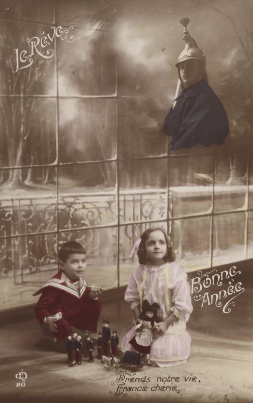 Dos niños juegan con sus juguetes y piensan en su padre soldado de French Photographer