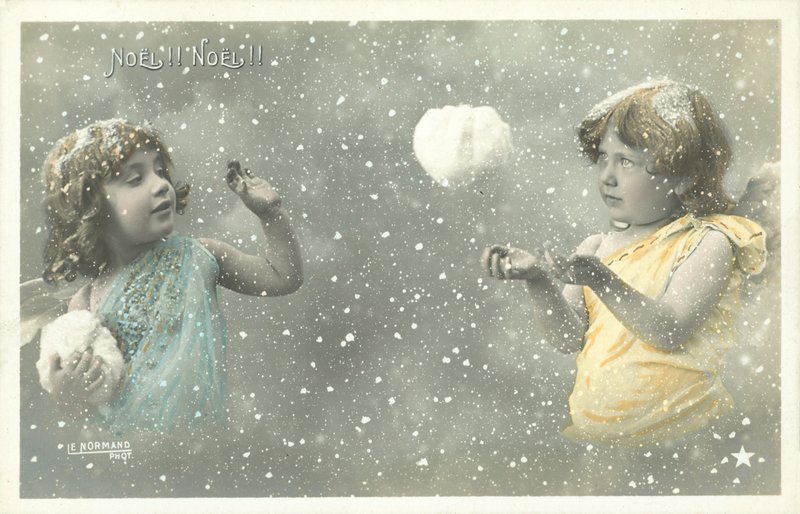 Dos ángeles niñas lanzándose bolas de nieve de French Photographer
