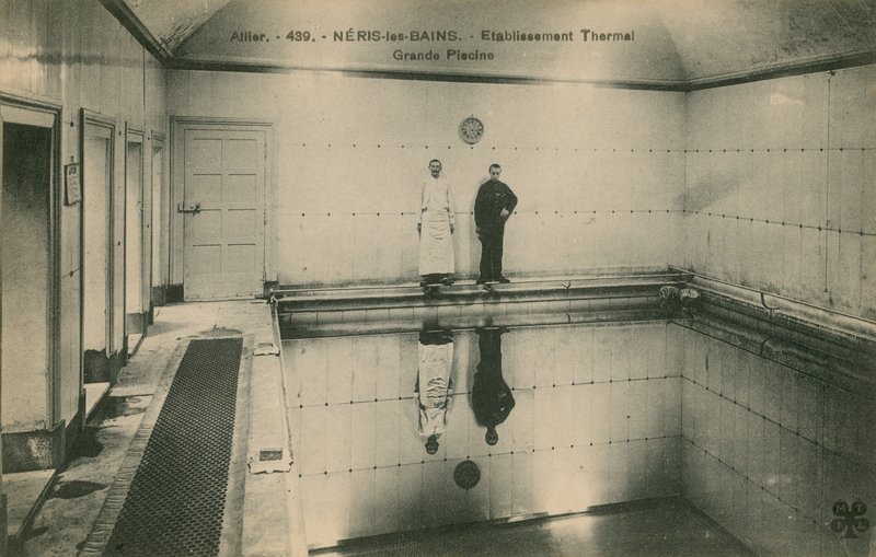 Dos hombres de pie en los baños termales de Neris les Bains en Francia de French Photographer