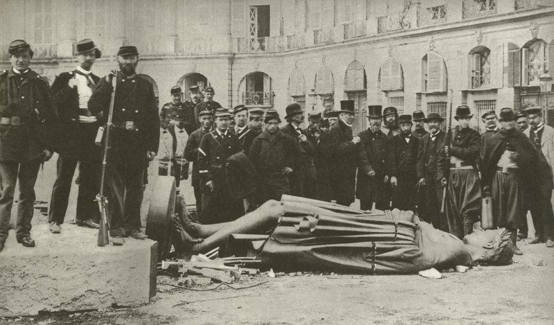 Columna Vendôme, después de ser derribada el 16 de mayo de 1871 de French Photographer