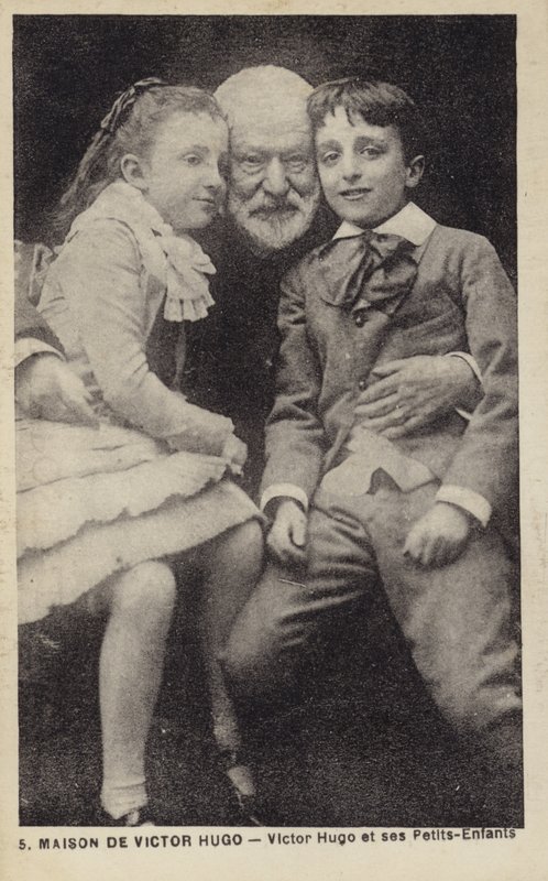 Victor Hugo (1802-1885), poeta, novelista y dramaturgo francés, con sus nietos de French Photographer