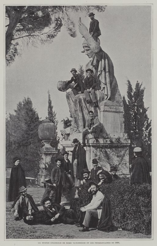 Visitantes en la estatua de Roma Victoriosa de French Photographer