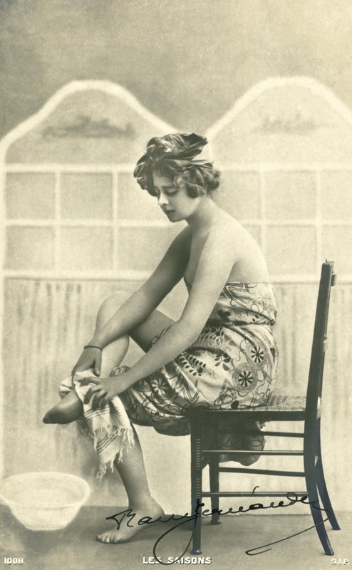 Mujer en una toalla de baño de French Photographer
