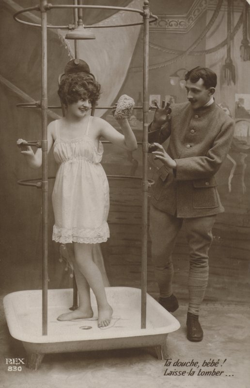 Mujer en una ducha con un soldado de French Photographer