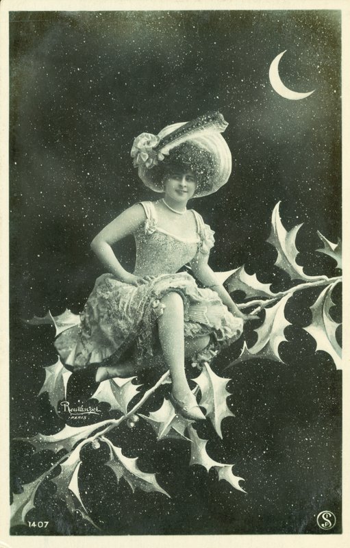 Mujer sentada en una rama de acebo de French Photographer