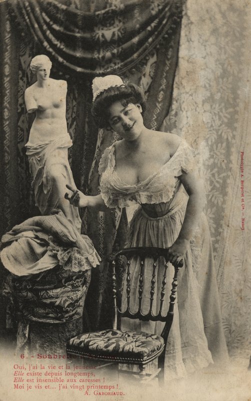 Mujer con estatua de Venus de Milo de French Photographer