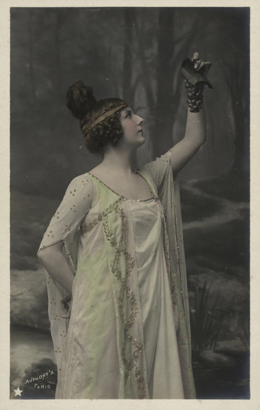 Mujer con racimo de uvas de French Photographer