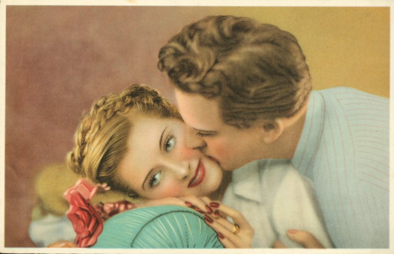 Joven besando a una chica guapa en la mejilla (foto) de French Photographer