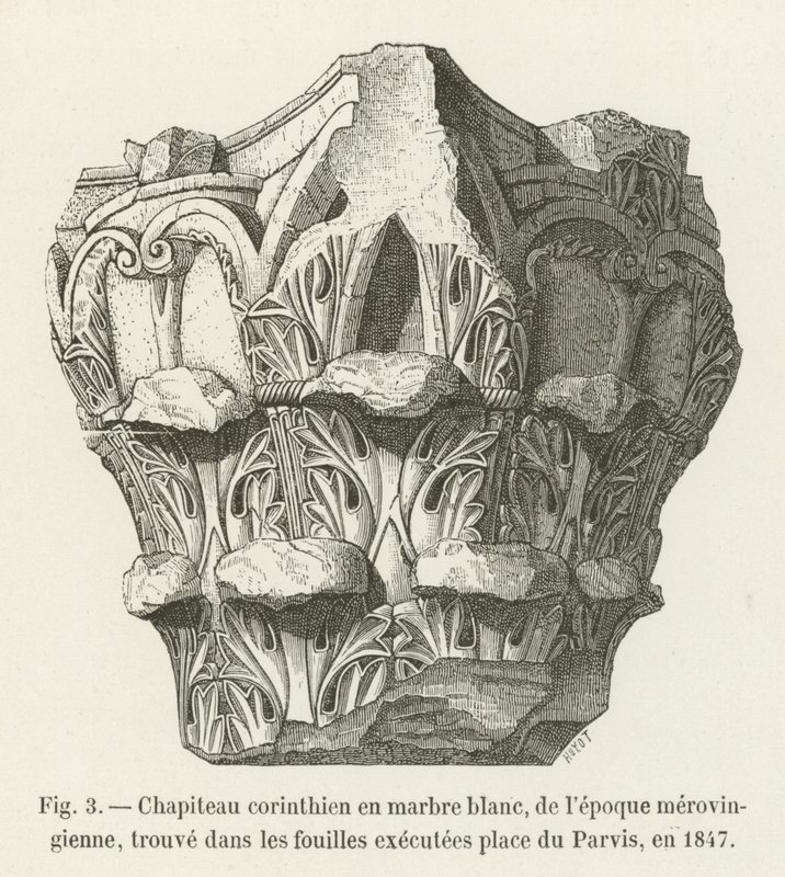 Capitel corintio en mármol blanco, de la época merovingia, encontrado en las excavaciones realizadas en la plaza del Parvis, en 1847 de French School
