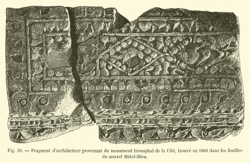 Fragmento de arquitectura proveniente del monumento triunfal de la Ciudad, encontrado en 1866 en las excavaciones del nuevo Hotel-Dieu de French School