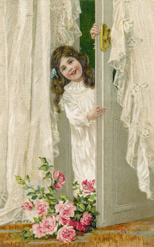 Niña entrando por la puerta de French School