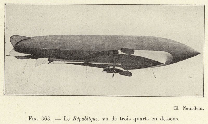 Le République, visto desde tres cuartos por debajo de French School