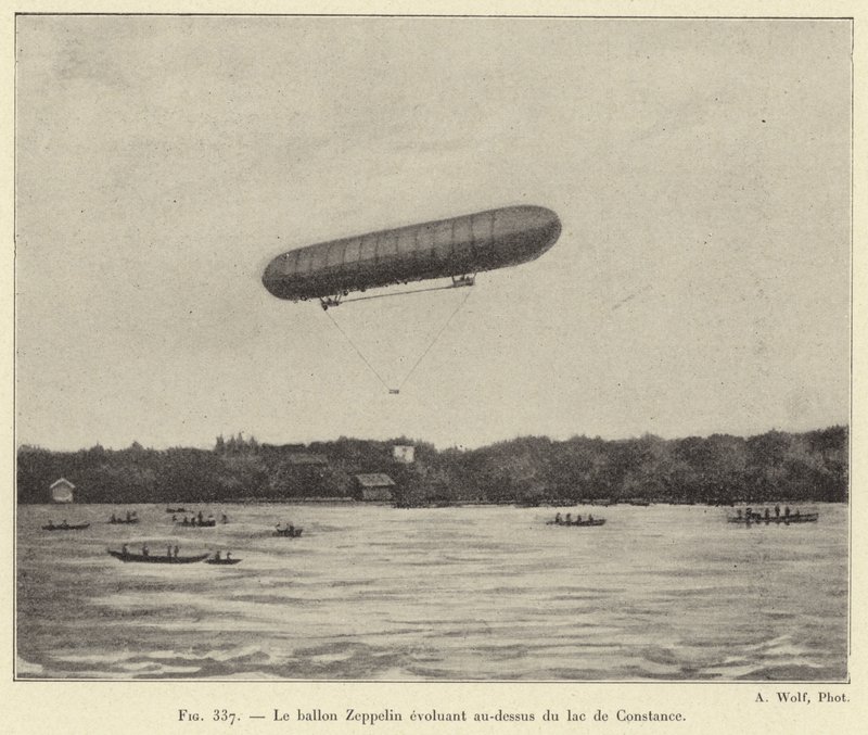 El globo Zeppelin evolucionando sobre el lago de Constanza de French School
