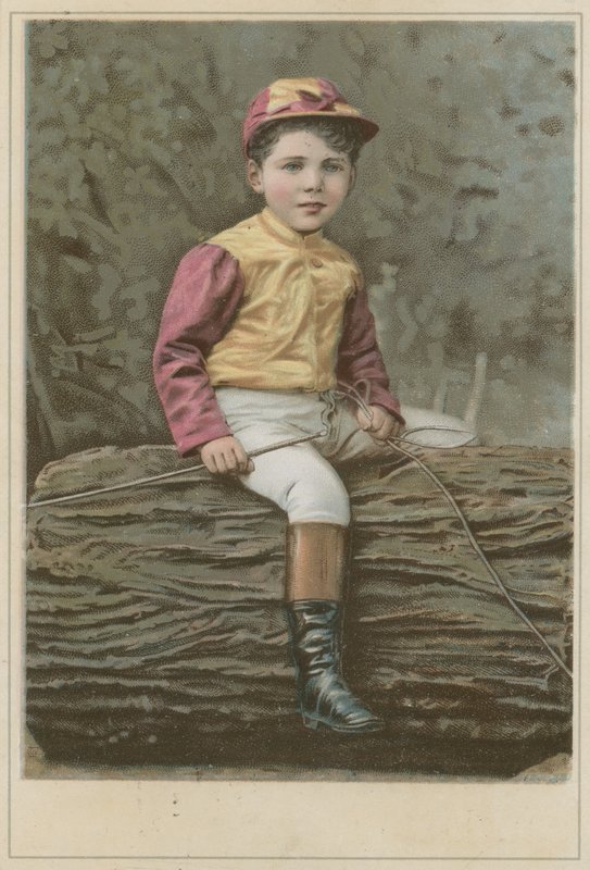 Niño pequeño con ropa de jockey sentado en un tronco de French School