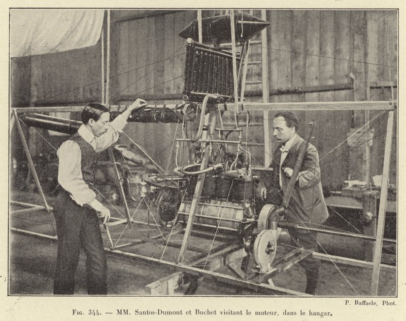 Santos-Dumont y Buchet visitando el motor, en el hangar (grabado) de French School