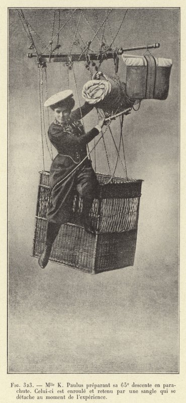 Mlle K Paulus preparando su 65º descenso en paracaídas, Este está enrollado y retenido por una correa que se suelta en el momento del experimento de French School