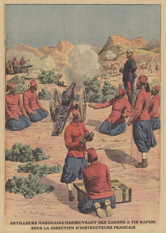 Artilleros marroquíes disparando cañones de fuego rápido bajo la guía de instructores militares franceses de French School