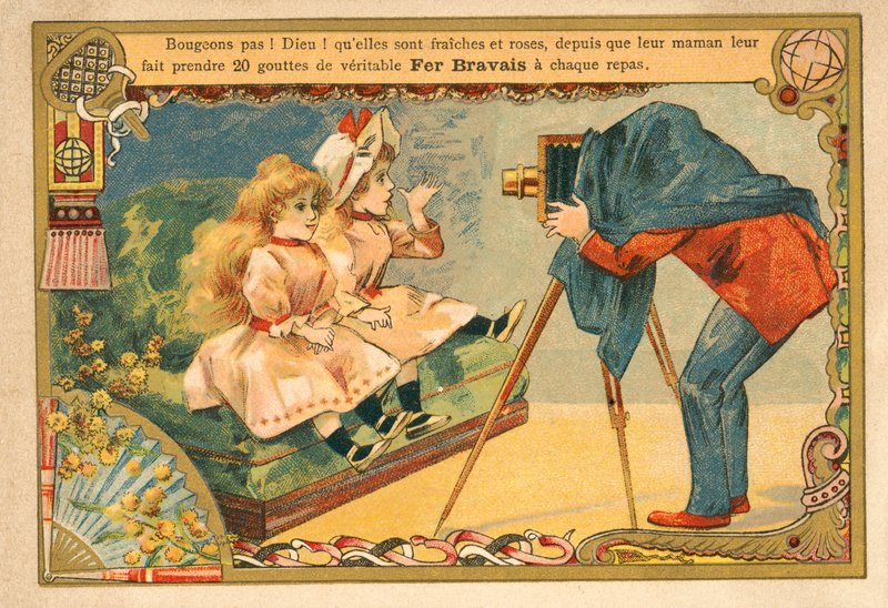 Fotógrafo tomando una foto de dos niñas de French School