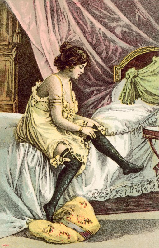 Chica semidesnuda, sentada en la cama, ajustándose las medias (litografía en color) de French School