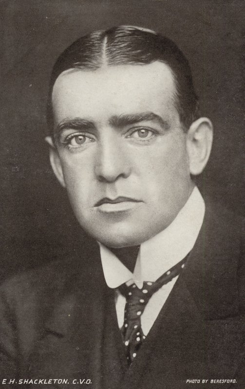 Ernest Shackleton (1874-1922), explorador antártico británico (foto b/n) de George Charles Beresford