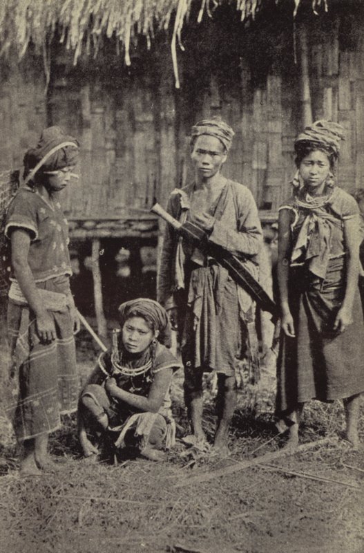 Birmania: Un hombre Kachin con el característico dah, y tres mujeres (foto b/n) de Georges Bertin Scott