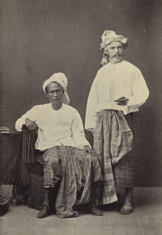 Birmania: El autor en traje birmano (1878) con un compañero de fútbol (foto b/n) de Georges Bertin Scott