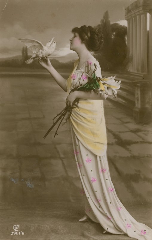Postal de una hermosa niña con lirios y una paloma, enviada en 1913 (foto coloreada a mano) de German Photographer