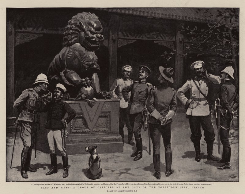 Este y Oeste, Un Grupo de Oficiales en la Puerta de la Ciudad Prohibida, Pekín de Gordon Frederick Browne