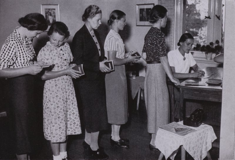 Mujeres jóvenes en el Tercer Reich: Wir Arbeitsmaiden, Nosotras las doncellas obreras (foto b/n) de Gustav von Estorff
