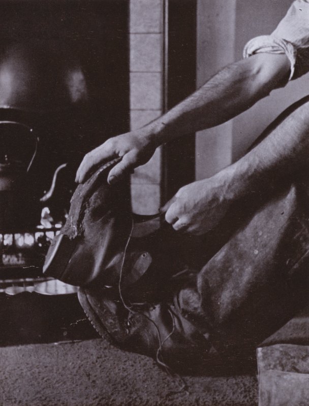 Sin botas (foto en blanco y negro) de Harold Burdekin
