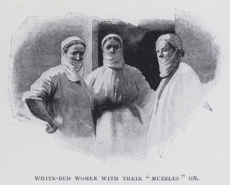 Mujeres en la cama blanca con sus "bozales" puestos de Harold Hume Piffard