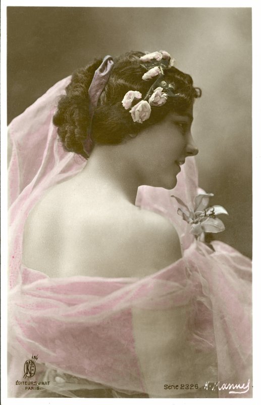 Mujer con bufanda rosa (foto en color) de Henri (after) Manuel