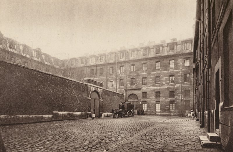 París: Cour interieure de St-Lazare, la prison des femmes; Tribunal interior de "St-Lazare", prisión de mujeres (foto b/n) de Henri Manuel