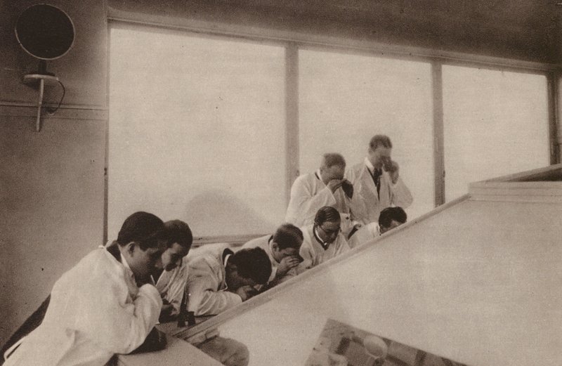 Paris: Pendant une operation, dans un hopital moderne; Operación vista desde arriba en un hospital (foto b/n) de Henri Manuel