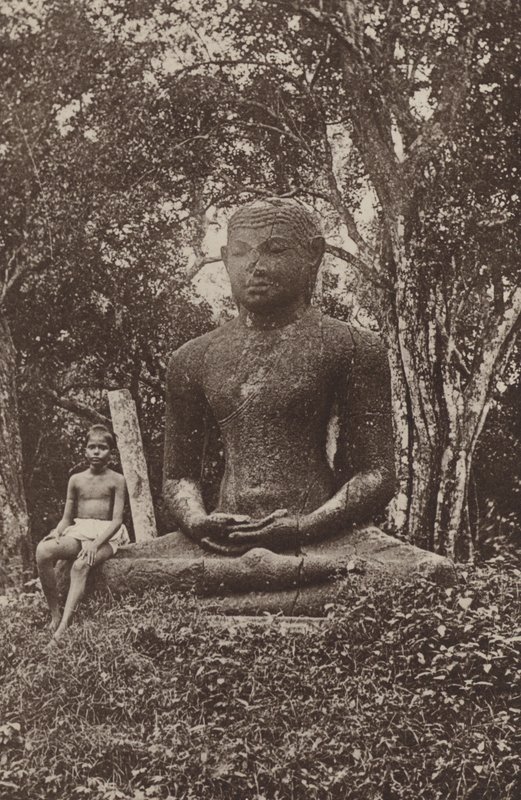 Ciudades en ruinas de Ceilán: Estatua monolítica de Buda (foto en blanco y negro) de Henry W. Cave