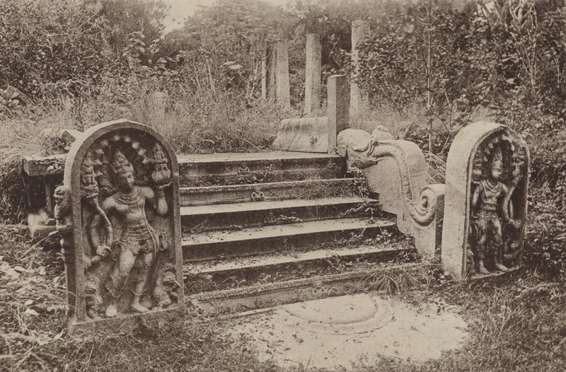 Ciudades en ruinas de Ceilán: Piedra de la luna, piedras de guardia y escalones (foto en blanco y negro) de Henry W. Cave