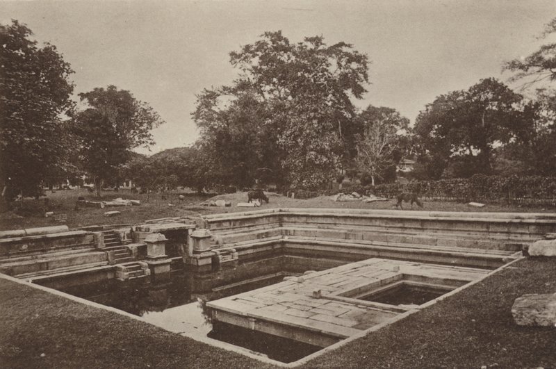 Ciudades en ruinas de Ceilán: Pokuna (foto en blanco y negro) de Henry W. Cave