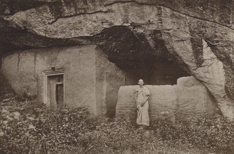 Ciudades en ruinas de Ceilán: Restos de viviendas en la roca en Mihintale (foto en blanco y negro) de Henry W. Cave