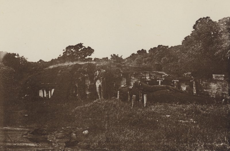 Ciudades en ruinas de Ceilán: Templo de la Roca en Polonnaruwa (foto en blanco y negro) de Henry W. Cave