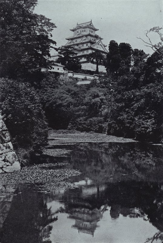 Un castillo feudal, desde el foso (foto en b/n) de Herbert Ponting