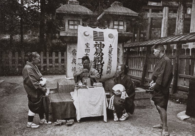 Una adivina en el templo de Inari (foto en blanco y negro) de Herbert Ponting