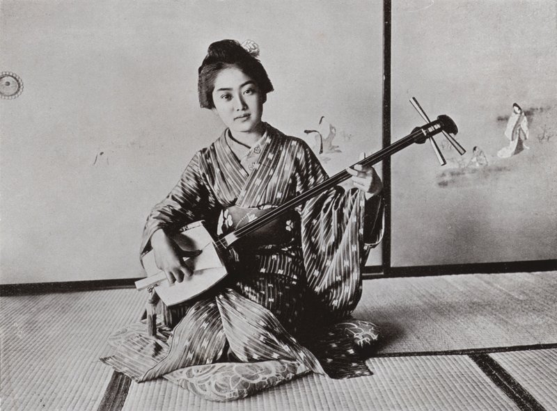 Una Geisha tocando el Samisen (foto en blanco y negro) de Herbert Ponting
