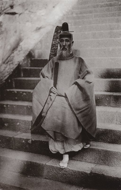 Un sacerdote sintoísta (foto en b/n) de Herbert Ponting