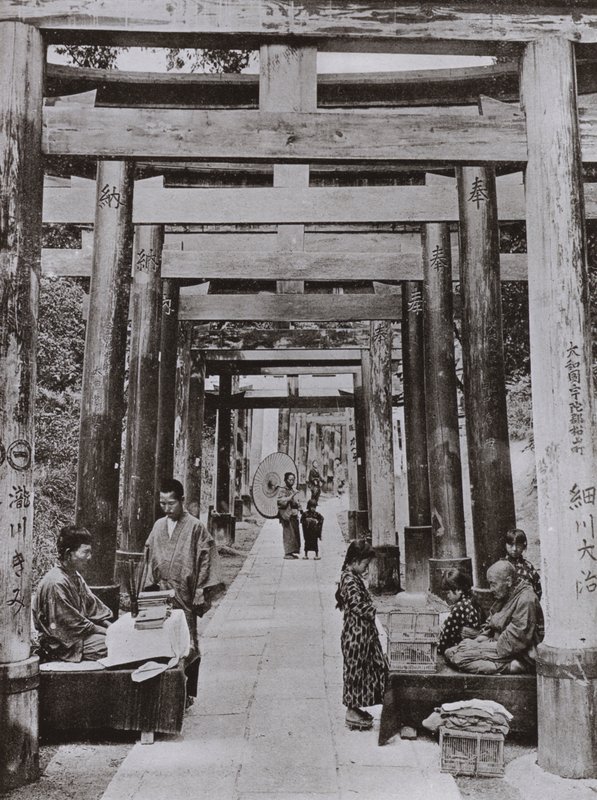 Una avenida de Torii en el templo Inari de Herbert Ponting