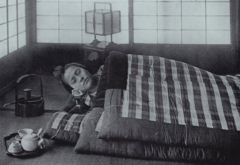 Hora de dormir en Japón (foto en blanco y negro) de Herbert Ponting