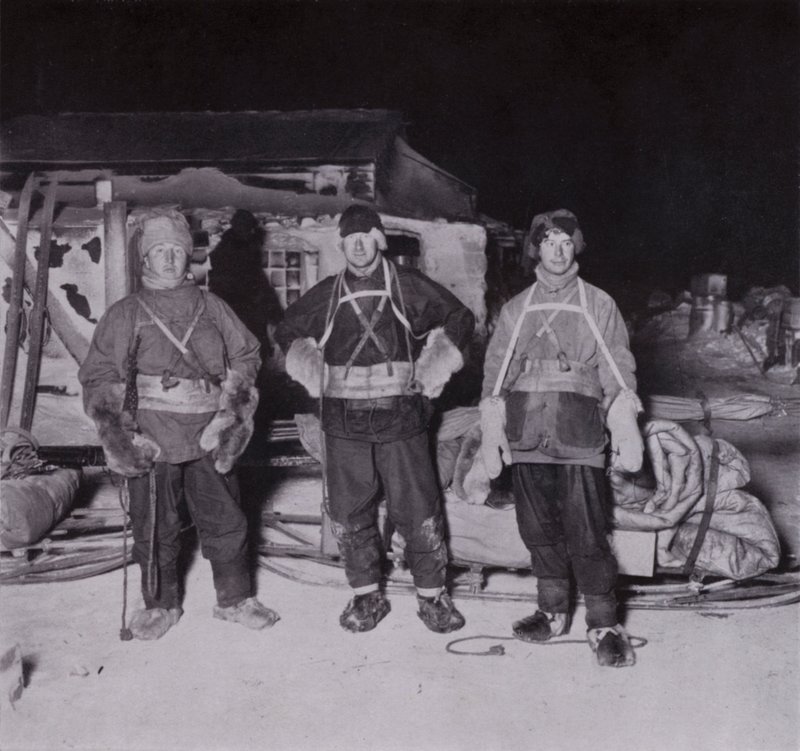 Dr. Wilson, Teniente Bowers y Cherry-Garrard partiendo hacia el Cabo Crozier de Herbert Ponting