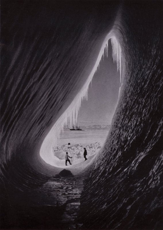 Gruta en un iceberg; Terra Nova en la distancia de Herbert Ponting
